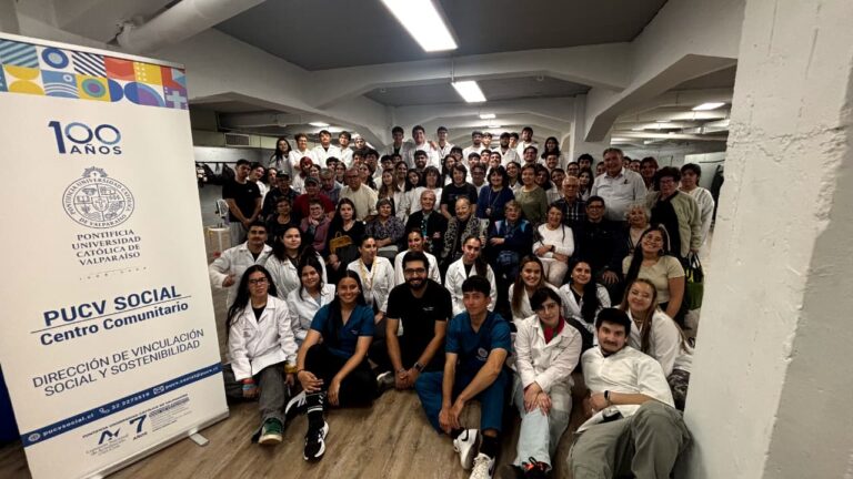 PUCV Social y Escuela de Kinesiología realizan exitoso operativo de salud para personas mayores