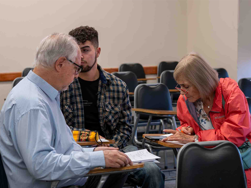 PUCV abre cupos a adultos senior para cursos de Formación Fundamental